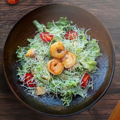 Цезарь с креветками в City club по цене 800 ₽