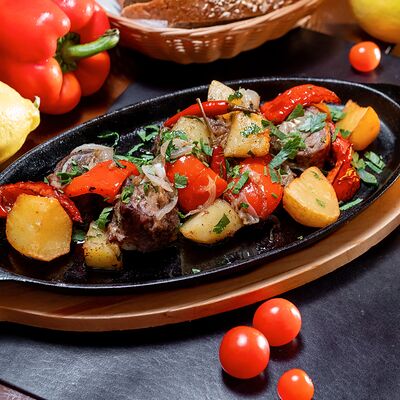 Свиные хрящики с молодым картофелем, луком и болгарским перцем в Золотая прага по цене 680 ₽