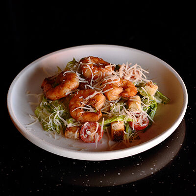 Цезарь с креветками в La Kitsune по цене 510 ₽