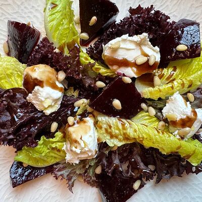 Салат с козьим сыром и свёклой в Сицилия бедда по цене 750 ₽