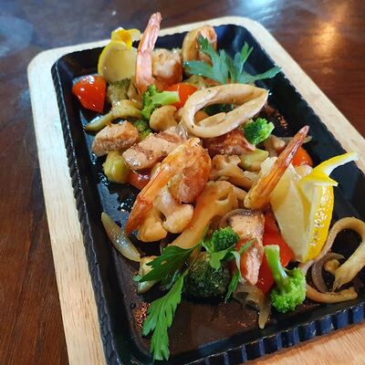 Шкварчащая сковородка по-Марсельски в Грейс HALL по цене 700 ₽