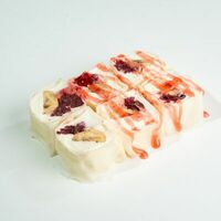 Сладкий ролл с вишней и бананомв ЁБИСАН