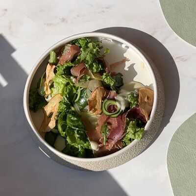 Салат с вяленымхамоном, грушей и печеной свеклой с соусом Блючиз в Ресторан Европа по цене 620 ₽