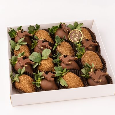 Набор с оленями из клубники в шоколаде №48 в Клубникисс по цене 5700 ₽