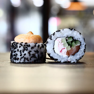 Запеченная Филадельфия лосось и краб в Burger&Sushi по цене 368 ₽