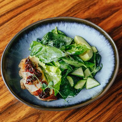 Салат с курицей су-вид в Макадамия по цене 760 ₽