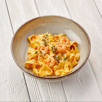 Паппарделле с креветками в Пармезан по цене 745 ₽
