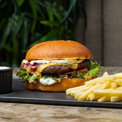 Шеф-бургер с картофелем фри в Чизерия Восточный по цене 990 ₽