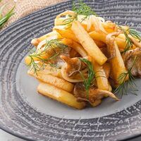 Картофель, жаренный с грибами и луком в Тут Lounge Cafe