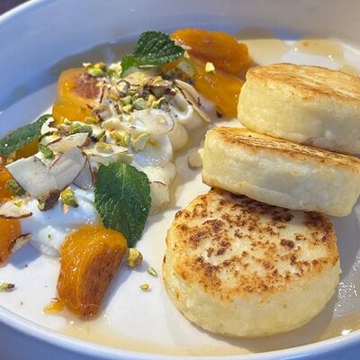 Сырники со сливочным кремом и хурмой в ROS по цене 390 ₽