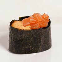 Гункан с лососем в Tao Sushi Lab