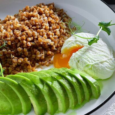 Гречотто c авокадо и яйцом пашот в Come Mode Cafe по цене 690 ₽