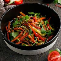 Азиатский салат с соевым мясом в Двор Помидор