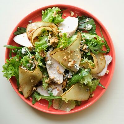 Салат с индейкой и глазированной грушей в Zanoza Kруассантерия по цене 790 ₽