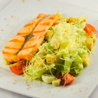 Салат Цезарь с лососем гриль в Роллбери