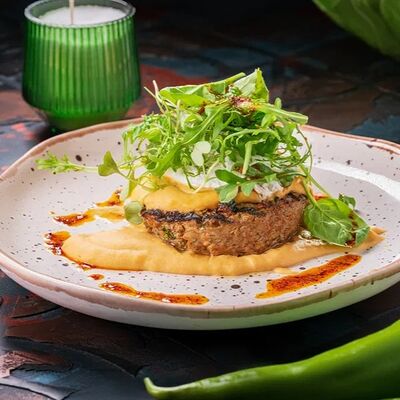 Бифштекс из говядины с картофельным пюре в Хантама по цене 790 ₽