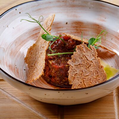 Тартар из телятины на гречневых чипсах в Столица по цене 950 ₽