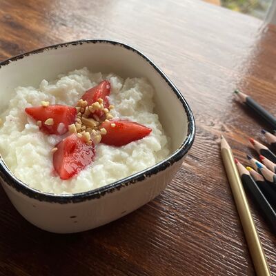 Каша рисовая (украшена клубникой и орешками) в Крафт-кофейня Брeggфаст по цене 239 ₽