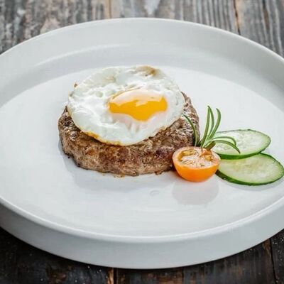 Бифштекс из свинины и говядины с яйцом в Люблин по цене 410 ₽