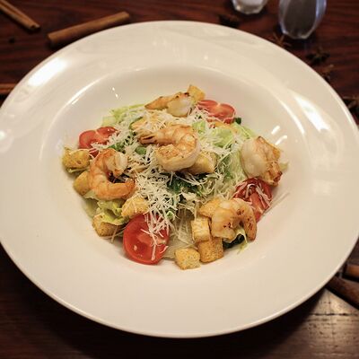 Салат Цезарь с креветками в Рембрандт по цене 840 ₽
