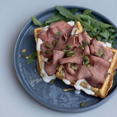 Картофельная вафля с пастрами в Zanoza Open Bar по цене 750 ₽