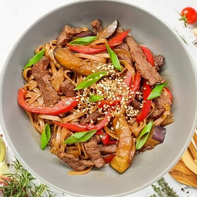 Вок с говядиной и пшеничной лапшой в Duz это вкус по цене 480 ₽