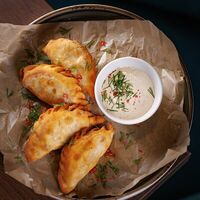 Посикунчики мясные с чесночным соусом в Friendly