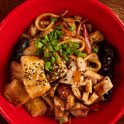 Лапша с курицей и хрустящими баклажанами в Рамен с уткой по цене 780 ₽