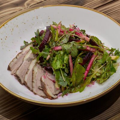 Салат с уткой, яблоками и свеклой в Ресторан Мангал по цене 580 ₽