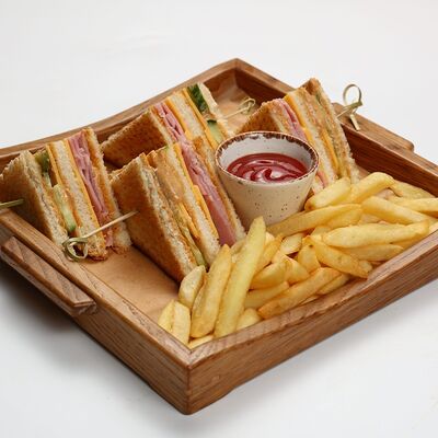 Клаб сендвич с фри в Сытый кит по цене 600 ₽