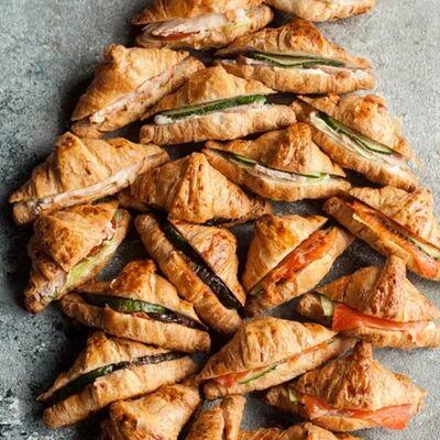 Круассан-сэндвич с начинкой ассорти (18 шт) в Svekla Catering по цене 3600 ₽
