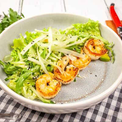 Салат с креветками, сельдереем и авокадо в Eat fresh по цене 590 ₽