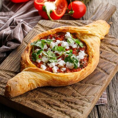 Хачапури из слоеного теста с овощами гриль в Маймун по цене 650