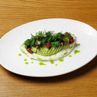 Белковый омлет с авокадо и вялеными томатами в Sota