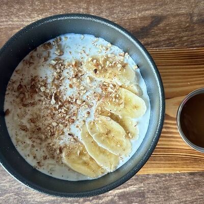 Рисовая каша с бананом, пеканом и карамельюв Бекки бар по цене 440 ₽