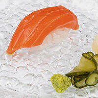 Суши с лососем в Narnia