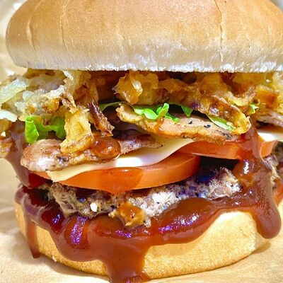 Бургер с беконом и котлетой из телятины в ЗА ОБЕ ЩЁКИ по цене 350 ₽