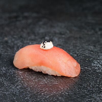 Суши с тунцом в Суши скат по цене 210 ₽