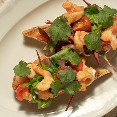 Брускетта с тигровой креветкой и авокадо в Harvey & Monica по цене 750 ₽