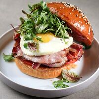 Blt бургер с говяжьим беконом в 321 Club by Novikov