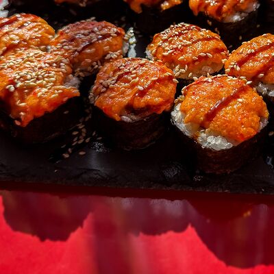 Ролл запеченный с креветкой в Vanana cafe по цене 470 ₽