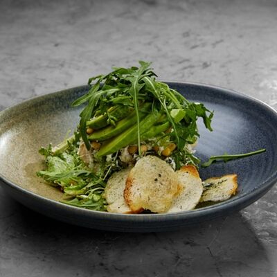 Салат из курицы, авокадо с кедровыми орешками и заправкой из сыра Креметте в Terra по цене 23 р.