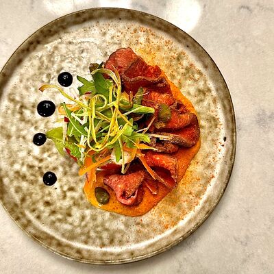 Ростбиф от шефа с томатами в соусе хрен с крошкой из солёного миндаля в ТО САМОЕ по цене 830 ₽