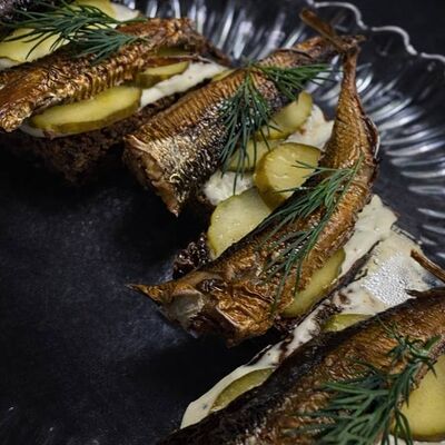 Бутеры со шпротами в По Чесноку по цене 318 ₽