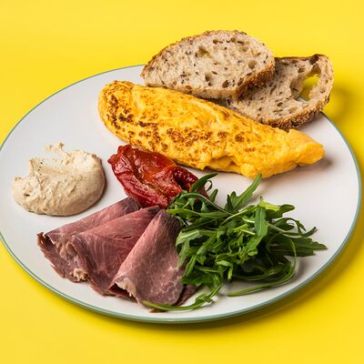 Омлет с ростбифом, печёным перцем и трюфельным кремом в Лу по цене 890 ₽