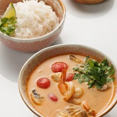 Том ям с лососем и креветкой в Yay Thai по цене 1690 ₽