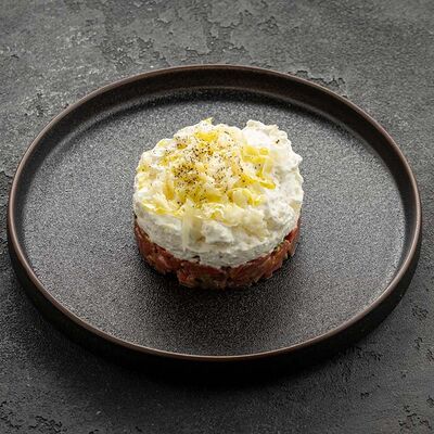 Классический французский тартар из говядины с трюфельным муссомв Вода & Еда по цене 987 ₽