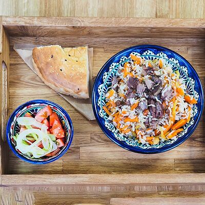 Плов и салат в ТРИ КАЗАНА плов манты шурпа по цене 680 ₽