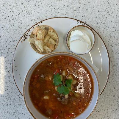 Гуйяш с говядиной и клецками в Кофеин по цене 250