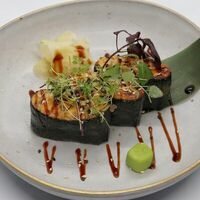 Запеченные суши с фаррерским лососем в Robata